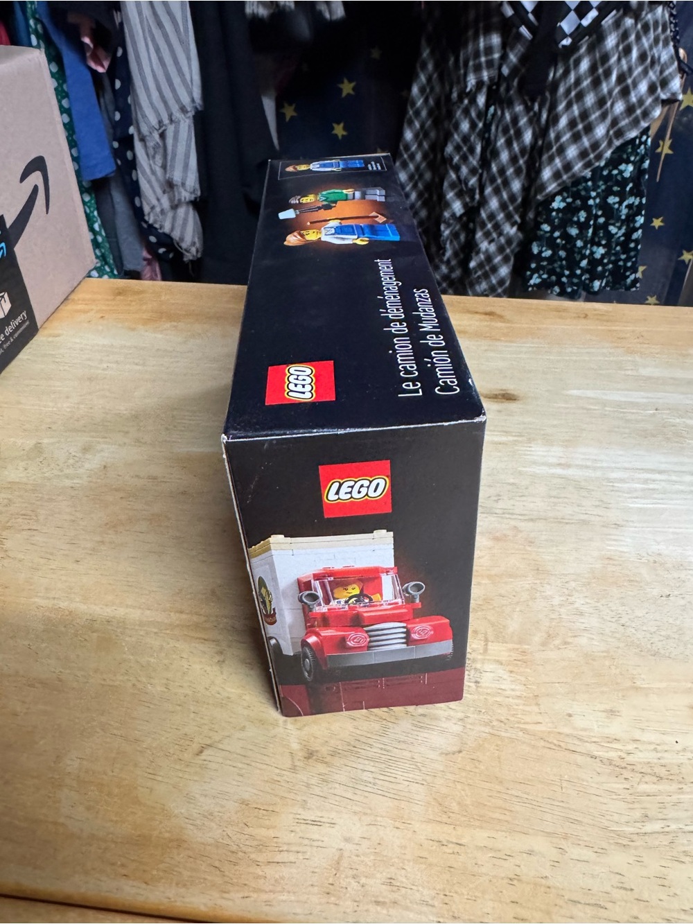 LEGO Icons Moving Truck Set - Picture 4 of 6